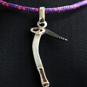 Colgante Piolet Esmalte Moncho M